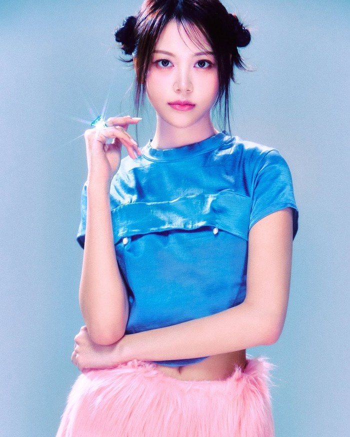Dalam debut showcase yang digelar di hari debutnya, artis Korea yang menguasai tiga bahasa ini mengaku sudah menyukai bernyanyi sejak kecil dan ingin mengikuti jejak Girls’ Generation atau SNSD, senior satu agensinya./ Foto: instagram.com/hearts2hearts