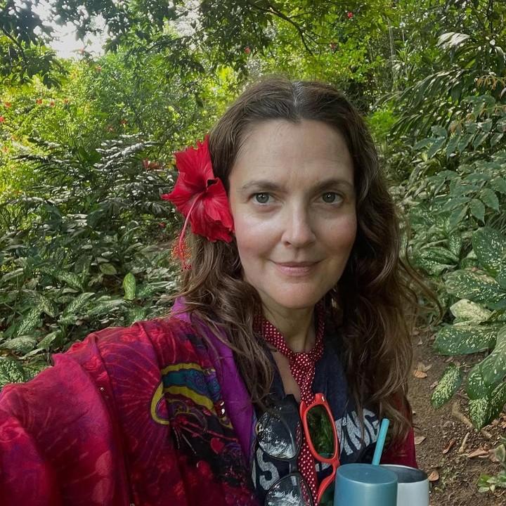 <p>Drew Barrymore mengakui akan merasa tersinggung jika ada orang asing yang bertanya apakah dirinya menyusui atau tidak. "Saya merasa sangat aneh ketika orang-orang mendatangi saya, yang tidak saya kenal, dan bertanya apakah saya akan menyusui," akunya. "Saya seperti, 'Apa yang kamu bicarakan? Kita bahkan tidak saling kenal, tetapi kamu malah membicarakan anatomi tubuh pribadi saya." (Foto: Instagram@drewbarrymore)</p>