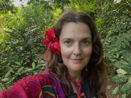 Drew Barrymore Akui Jadi Baper jika Ada Orang Asing Bertanya Apakah Dirinya Menyusui
