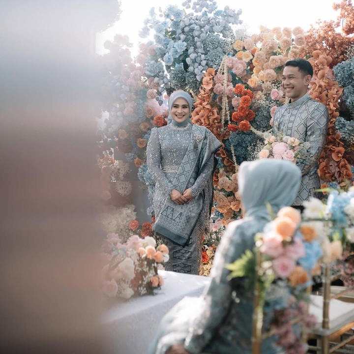 <p>Pemain bulu tangkis, Fajar Alfian, tengah diselimuti kebahagiaan. Pasalnya, ia telah resmi melamar sang pujaan hati, Firly Assyifa Camilien. Kabar bahagia itu dibagikan oleh keduanya melalui beberapa foto yang diunggah di akun Instagram. (Foto: Instagram@firlyasca)</p>