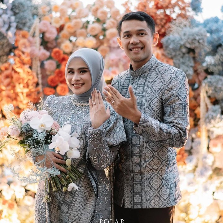 <p>Melalui <em>postingan</em> yang diunggah pada Senin (24/2/2025), Firly mengumumkan telah menerima lamaran Fajar untuk menjadi pasangan hidupnya. “Aku mengatakan ya untuk selamanya,” tulisnya, dikutip dari <em>Instagram@firlyasca,</em> Selasa (25/2/2025). (Foto: Instagram@firlyasca)</p>