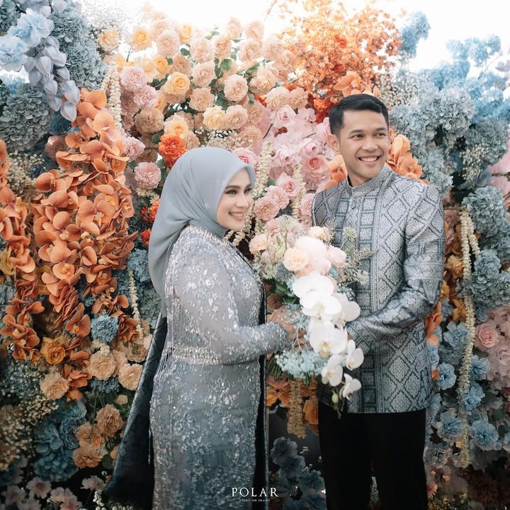 <p>Keduanya pun tak bisa menyembunyikan ekspresi bahagia mereka yang sebentar lagi akan melanjutkan hubungan ke jenjang pernikahan, Bunda. (Foto: Instagram@firlyasca)</p>