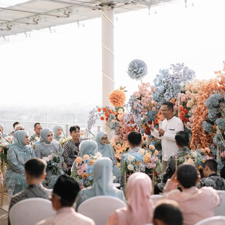 <p>Acara lamaran itu tampaknya berlangsung secara <em>intimate</em>, hanya dihadiri keluarga dari kedua belah pihak. Fajar dan Firly tampil menawan dengan balutan busana bernuansa biru muda. (Foto: Instagram@firlyasca)</p>