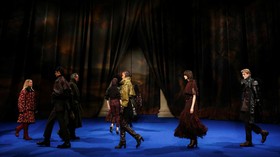 FOTO: Burberry Pamerkan Koleksi Teranyarnya di London Fashion Week