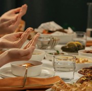 5 Makanan yang Jarang Disadari Bikin Kamu Cepat Haus Saat Puasa