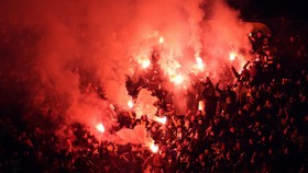 Soccer Football - Super Lig - Galatasaray v Fenerbahce - Rams Park, Istanbul, Turkey - February 24, 2025 Fenerbahce fans with flares in the stands during the match REUTERS/Murad Sezer