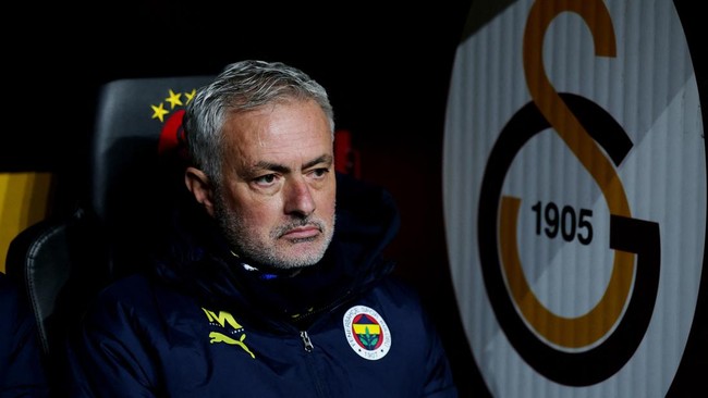 Pelatih Fenerbahce Jose Mourinho dituduh rasis usai mengatakan bangku cadangan Galatasaray telah melompat-lompat seperti monyet.