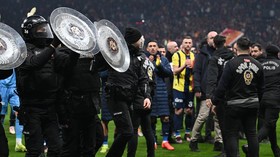 FOTO: Galatasaray vs Fenerbahce Panas, Polisi Anti Huru-hara Turun