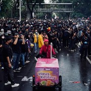 Haus! Bagikan Minuman Gratis pada Aksi Indonesia Gelap, Ternyata Ini Pemiliknya...