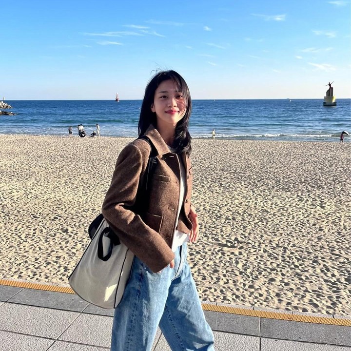 <p>Hwa Yeon memiliki gaya berpakaian kasual yang kece, seperti foto berikut ini. Tak sedikit pula netizen yang salah fokus dan penasaran dengan jaket yang dikenakan sang aktris. “Cantik sekali. Saya penasaran dengan informasi jaketnya!” tulis akun <em>@soul****.</em> “Halo, saya penasaran dengan informasi jaket!” tulis akun <em>@iheartskkk****. </em>(Foto: Instagram@hwanywayeon)</p>
