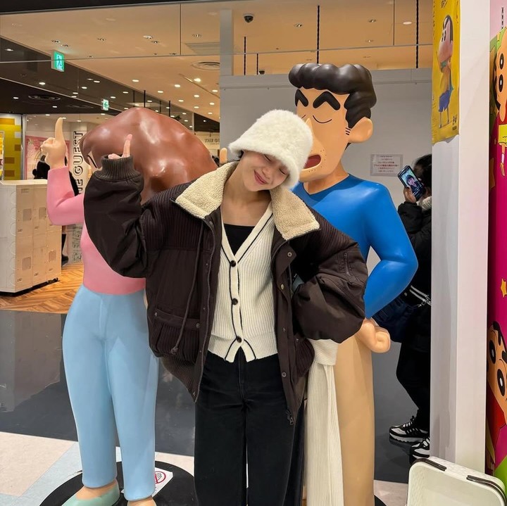 <p>Namun, bukan hanya karena aktingnya. Hwa Yeon juga memikat hati para penggemar lewat kecantikan dan penampilannya yang piawai dalam padu padan <em>outfit</em> sehari-hari. (Foto: Instagram@hwanywayeon)</p>