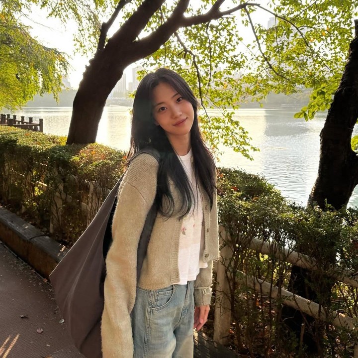 <p>Perempuan yang mengawali debutnya pada 2022 ini cukup aktif di media sosial. Ia pun sering kali mengunggah beberapa foto <em>outfit out the day</em> (OOTD) yang menginspirasi para perempuan. (Foto: Instagram@hwanywayeon)</p>