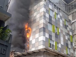Video: Kobaran Api Kebakaran Hotel di Glodok Jakbar