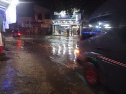 Lalin di Jalan Jatimulya Depok Sempat Tersendat Akibat Banjir