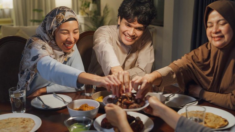 Ilustrasi makan sahur bareng keluarga makan sahur bareng keluarga