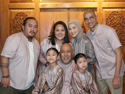 Nama 3 Anak Indro Warkop dan Nita Octobijanty Beserta Arti & 30 Ide Rangkaiannya