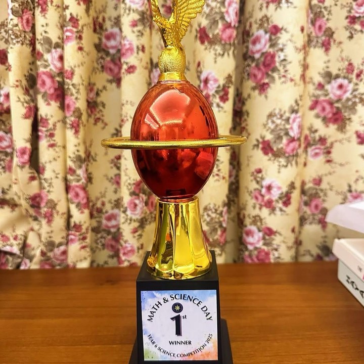 <p>Dalam unggahan ini, Vino membagikan potret Jizzy sejak kecil hingga kini berusia 11 tahun. Tidak hanya itu, ia juga menyisipkan sebuah foto piala yang bertuliskan<em> Math & Science Day 1st Winner</em>. (Foto: Instagram: @vinogbastian__)</p>