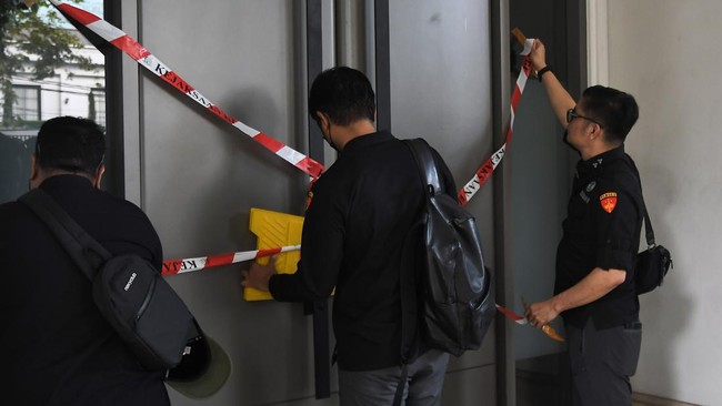 Penyidik Kejagung menyita 10 boks kontainer dokumen usai menggeledah terminal BBM Pertamina di Cilegon. Akan dianalisis.