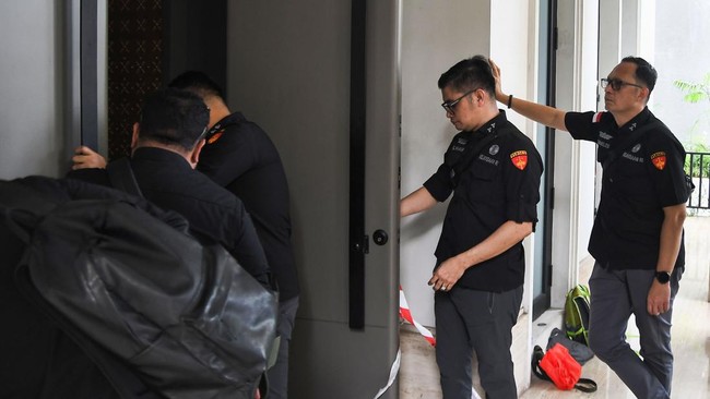 Riza Chalid (MRC) masuk dalam daftar tersangka baru atas kasus dugaan korupsi tata kelola minyak mentah dan produk kilang pada PT Pertamina Subholding.