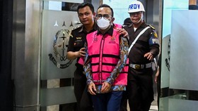 FOTO: 7 Tersangka Korupsi Pertamina Ditahan Kejagung