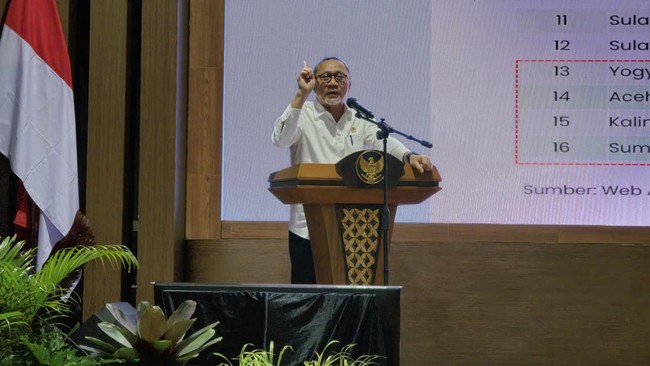 Zulhas minta kepala daerah awasi stok bapok jelang Ramadan dan pastikan petani jual gabah di atas Rp6.500 di Retret Magelang.