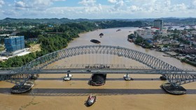 FOTO: Jembatan Mahakam Kaltim Ditutup Usai Ditabrak Kapal Tongkang