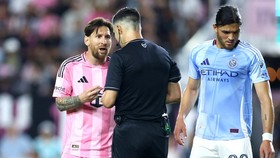 Terungkap, Kata-kata Messi Saat Bentak Wasit dan Cekik Staf Lawan