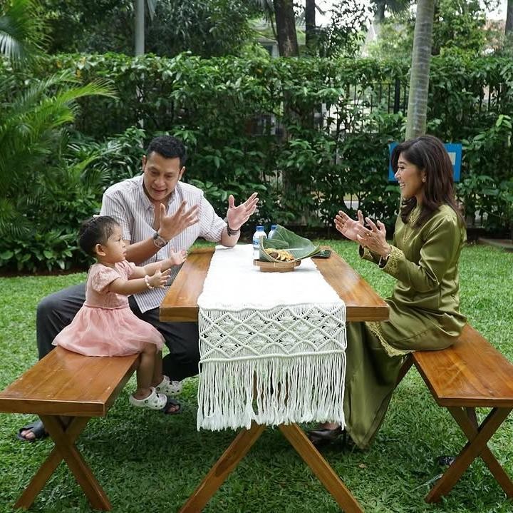 <p><em>Postingan</em> Meutya itu pun langsung dibanjiri koment’Happy Anniversary Mbak Menteri @meutya_hafid & Mas Fajriar netizen yang memberikan ucapan selamat dan doa,” tulis akun <em>@susaningtyasnefokert****.</em> “Happy anniversary mbak Meutya sayang…. Semoga mbak dan mas Fajri selalu sakinnah mawaddah warrahmah dan selalu dalam lindungan Allah SWT…. Aamiin yaa Robbal Alamiin,” tulis akun<em> @mamakom_p****. </em>(Foto: Instagram@meutya_hafid)</p>