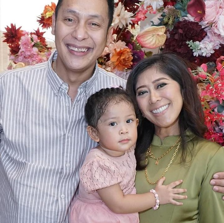 <p>Pernikahan keduanya semakin terasa lengkap diwarnai dengan kehadiran sang putri yang bernama Lyora Shaqueena Ansyah. Kini, sang putri telah menginjak usia 2,5 tahun dan tumbuh dengan paras yang cantik. (Foto: Instagram@meutya_hafid)</p>