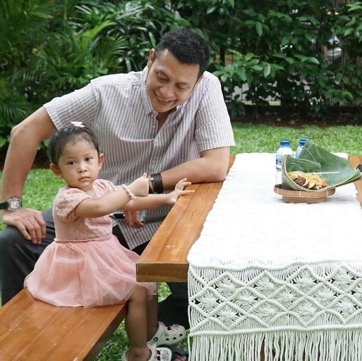 <p>Pasangan yang menikah pada Februari 2014 lalu itu telah mengarungi bahtera rumah tangga selama 11 tahun. Meutya merayakan hari istimewa itu dengan mengunggah beberapa momen bersama sang suami. (Foto: Instagram@meutya_hafid)</p>