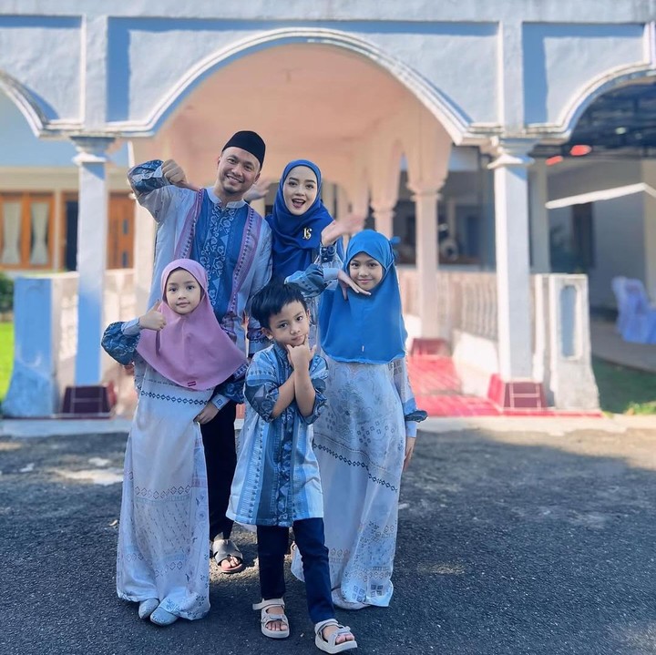 <p>Artis cantik Nuri Maulida menikah dengan Pandu Kesuma Dewangsa pada 2014, Bunda. Dari pernikahan ini, keduanya pun dikaruniai tiga anak. (Foto: Instagram: @nurimaulida)</p>