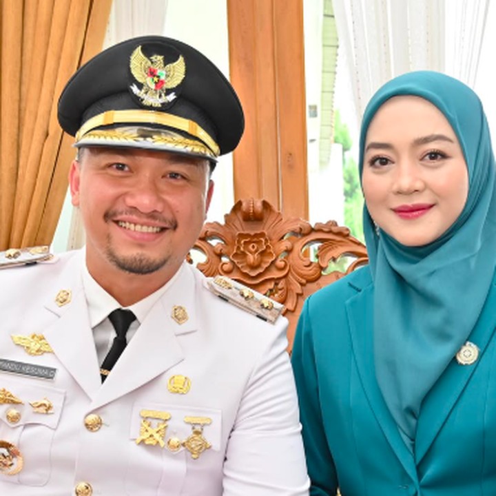 <p>Belum lama ini, Nuri Maulida membagikan potret bersama sang suami yang telah menyelesaikan tugasnya sebagai Wakil Bupati Lampung Selatan. Ia pun mengucapkan terima kasih kepada seluruh pihak yang telah mendukung sang suami. (Foto: Instagram: @nurimaulida)</p>