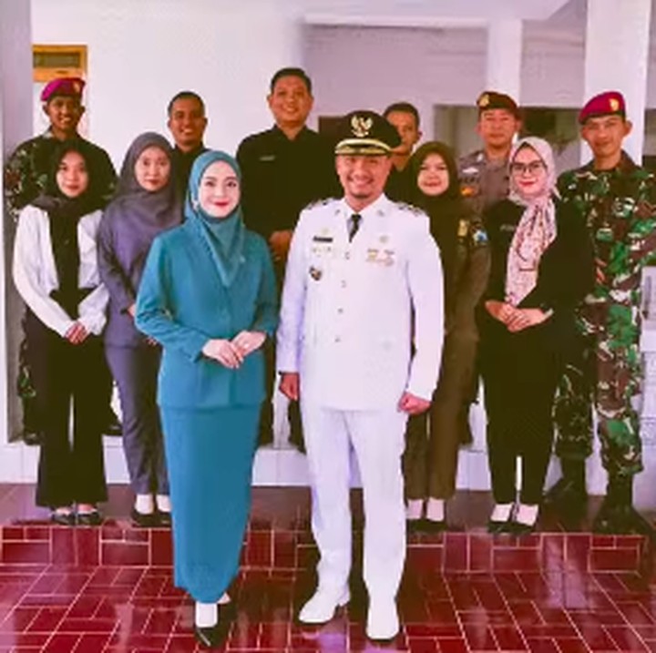 <p>"Terlalu manis bersama kalian. Terima kasih ya semuanya. Sampai ketemu lagi di lain kesempatan, <em>InsyaAllah</em>. Sukses membersamai kalian semua, ke manapun, dan di manapun kalian nanti. Mohon dibukakan pintu maaf atas segala salah dan khilaf dari Ibu dan Bapak, ya. Sayang kalian semua," tutur Nuri dengan menyisipkan emotikon hati. (Foto: Instagram: @nurimaulida)</p>