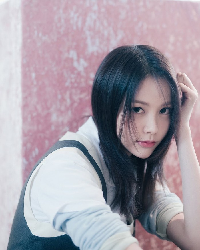 Pada audisi pertamanya, Carmen menyanyikan lagu milik Daniel Caesar berjudul ‘Best Part’. Gadis Bali penyuka warna pink tersebut itu berhasil masuk SM Entertainment, salah satu perusahaan hiburan terbesar di Korea Selatan./ Foto: instagram.com/hearts2hea