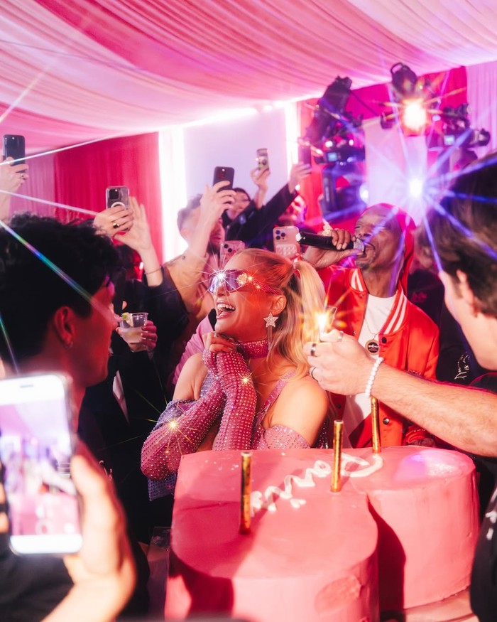 This diva knows how to party! Paris Hilton baru saja menggelar pesta ulang tahunnya yang ke-44, Beauties! Perempuan kelahiran 17 Februari 1981 merayakannya dalam semangat muda, mengundang teman-teman terdekat dalam intimate party yang meriah/ Foto: Instagram.com/parishilton