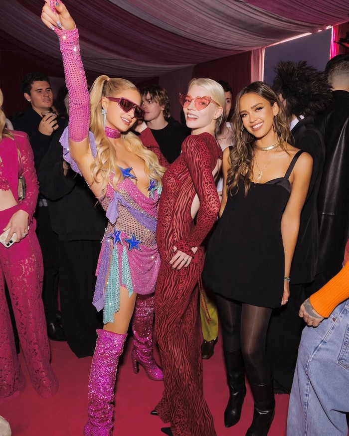 Pesta diadakan dalam tenda yang disulap bak fancy lounge bertema pink. Mulai dari langit-langit terbuat dari kain putih & pink dan dihias chandelier, karpet pink, sampai dekorasi dinding bentuk hati bertulis 'Paris' dan kolam bola/ Foto: Instagram.com/parishilton