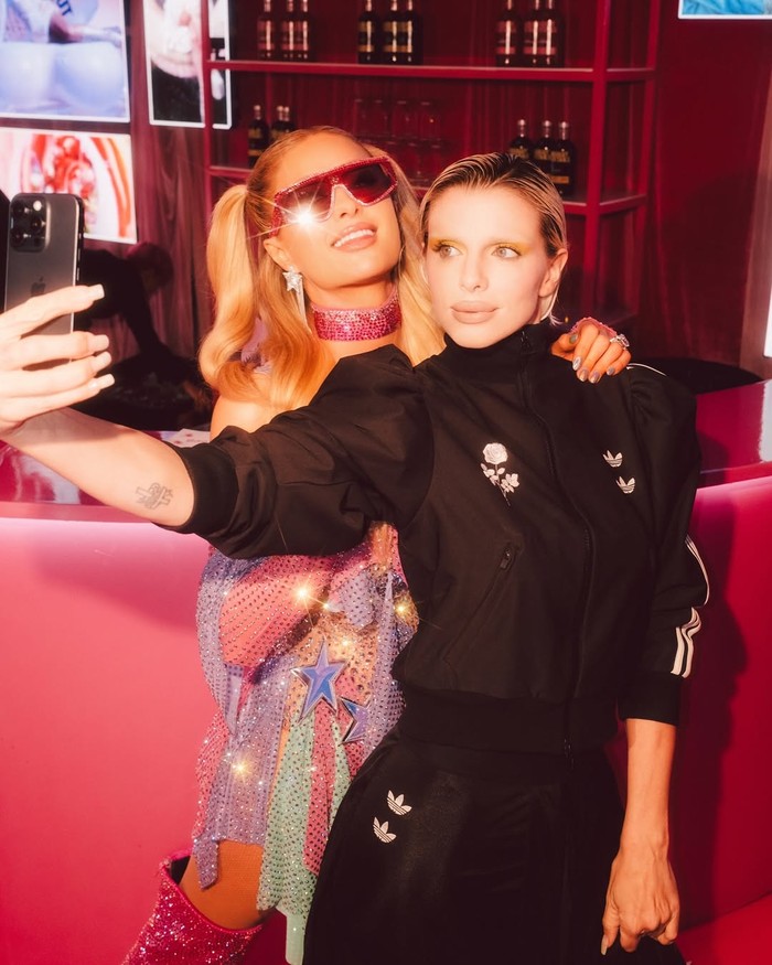 Acara nggak cuma sekadar foto-foto bareng, tapi juga karaoke dan dansa, Beauties. Snoop Dogg juga menyempatkan beri pidato singkat untuk Paris sebelum memanggil kue ulang tahun raksasa bentuk hati berhias lampu neon pink/ Foto: Instagram.com/parishilton
