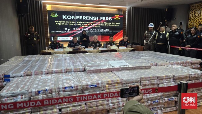 Kejagung menyita uang Rp565 miliar di kasus korupsi penyalahgunaan wewenang impor gula periode eks Menteri Perdagangan Tom Lembong tahun 2015-2016.