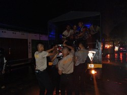 Truk Sabhara Polres Sukoharjo Diterjunkan Evakuasi Pemotor Terjebak Banjir
