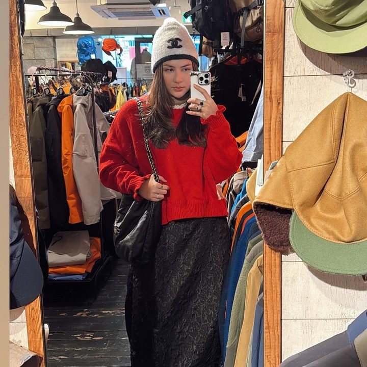 <p>OOTD perempuan yang akrab disapa Mila ini turut menarik perhatian netizen. Ia memadukan sweater merah dengan rok hitam yang juga dilengkapi dengan <em>bucket hat</em> dan <em>shoulder bag</em>. (Foto: Instagram: @jscmila)</p>