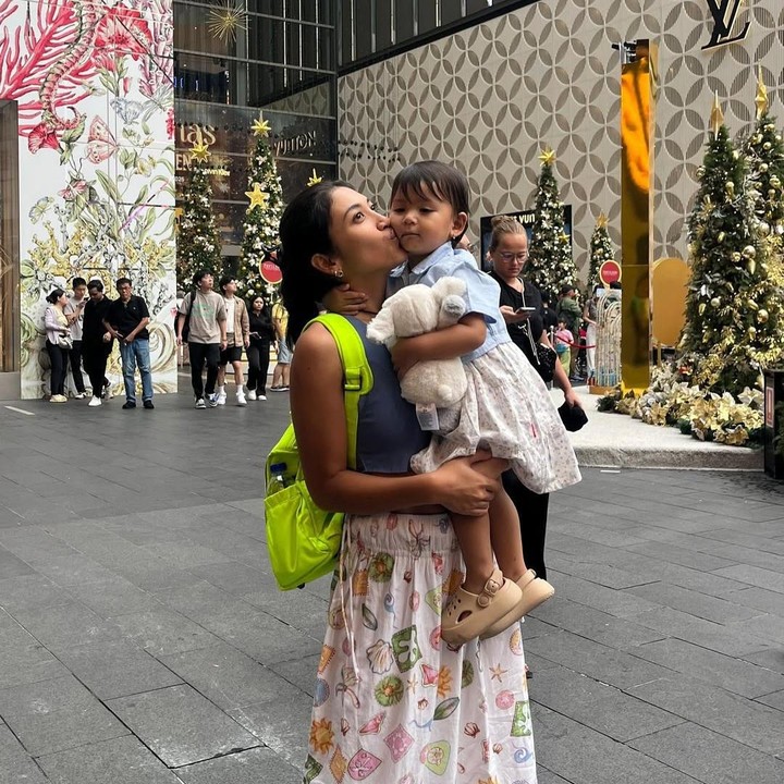 <p>Sama seperti sang Bunda, Nae juga sangat senang memakai rok. Dalam potret satu ini, ia memadukan rok putih bermotif dengan kemeja biru muda. (Foto: Instagram: @cantitachril)</p>