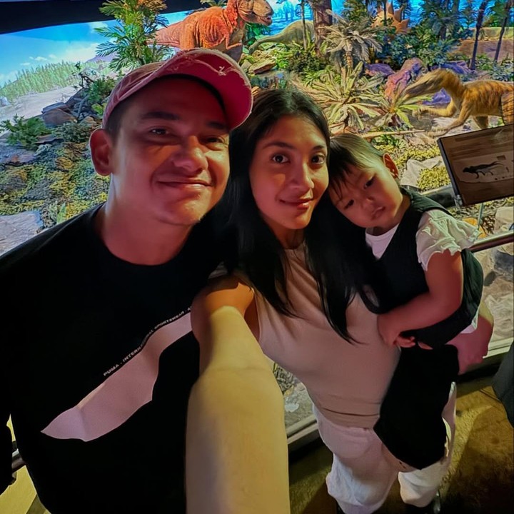 <p>Meski masih kecil, gaya Nae juga sangat <em>fashionable</em>, Bunda. Pada sebuah kesempatan, Nae terlihat cantik dengan <em>overall</em> hitam dan dalaman putih. (Foto: Instagram: @cantitachril)</p>