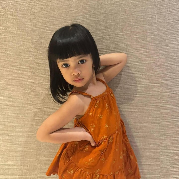 <p>Banyak netizen yang dibuat gemas dengan gaya Nakeya nih, Bunda. Tidak sedikit yang mengatakan dirinya sudah mirip model papan atas. "Cantiknya Yaya (sapaan Nakeya), super model nih," ungkap seorang netizen. "Model banget. Semoga Yaya bisa jadi model cilik atau mau jadi penyanyi cilik kayak Kakak Nau dan Niney?" kata netizen lainnya. (Foto: Instagram: @nakeya_ayu)</p>