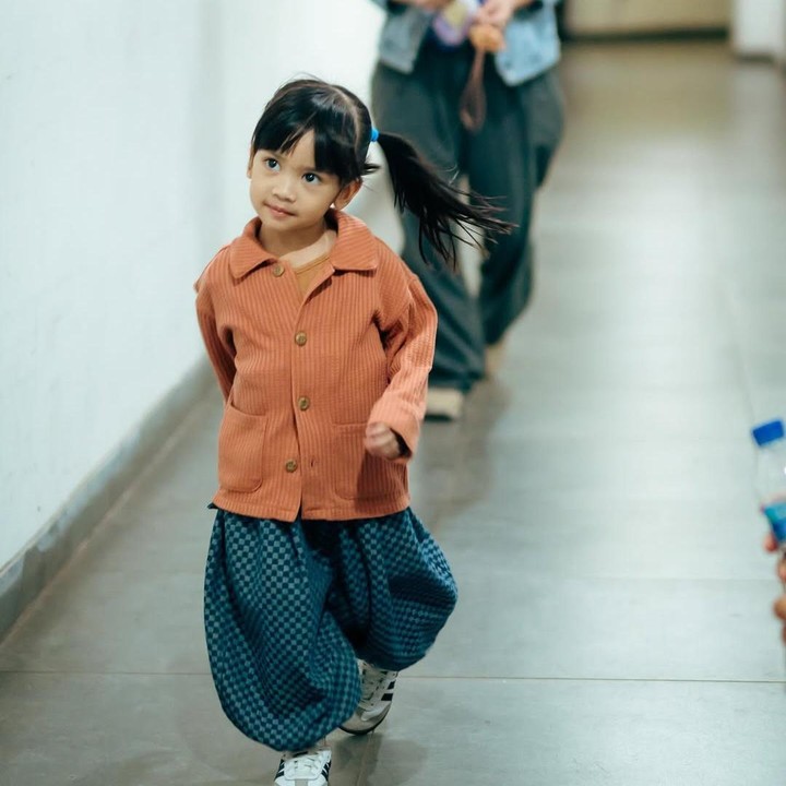 <p>Dalam sebuah unggahan, Nakeya tampak gemas dengan atasan <em>corduroy</em> warna terakota. Gayanya pun semakin modis dengan celana perpaduan celana balon bermotif kotak-kotak kecil dan <em>sneakers</em> putih. (Foto: Instagram: @nakeya_ayu)</p>