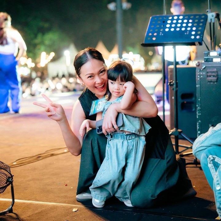 <p>Nakeya yang kini berusia tiga tahun itu juga selalu membuat netizen salah fokus. Selain karena wajahnya yang menggemaskan, gaya berpakaian Nakeya juga sangat <em>fashionable</em>. (Foto: Instagram: @riafinola)</p>
