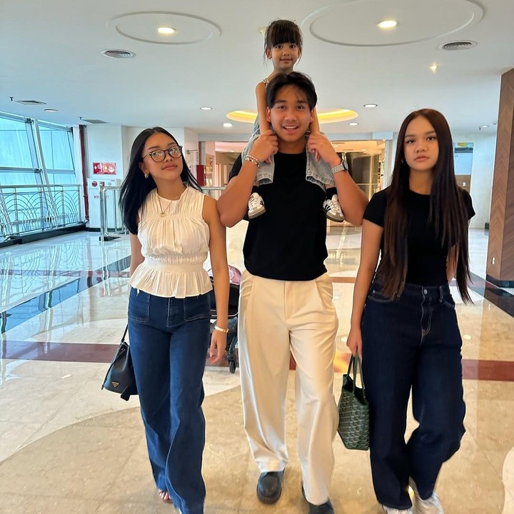 <p>Bevan pun kerap mencuri perhatian lantaran sering terlihat ikut momong Nakeya, terlebih saat jalan-jalan di mall. Dalam momen lainnya, kedekatan Bevan dan Nakeya kerap dipuji netizen. (Foto: Instagram @riafinola)</p>
