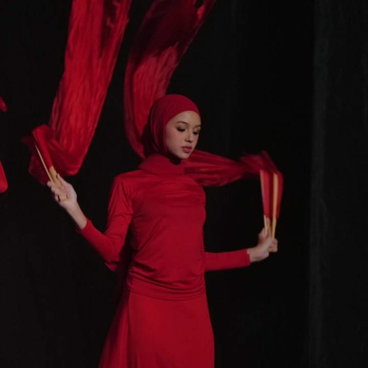 <p>Di potret lainnya, putri Rionaldo ini terlihat mengenakan pakaian serba merah. Shanika tampaknya sudah sangat luwes tampil di atas panggung. (Foto: Instagram @rio.stokhorst)</p>