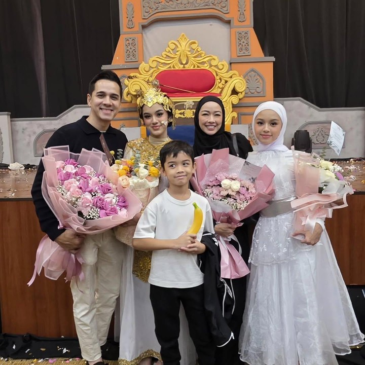 <p>Melalui unggahan di Instagram, Rionaldo mengungkap rasa bangganya dengan penampilan Shaista dan Shanika. Pria 42 tahun ini juga tak lupa mengucapkan terima kasih kepada sang istri, Aureli Beata Schulz, karena sudah memberikan dukungan untuk kedua putri mereka. "Semua usaha dan kerja keras terbayarkan. Terimakasih sayang @eischulz untuk kegigihan tak kenal capek dukung kegiatan anak2 dari pagi sampai malam beberapa bulan belakanggan ini. <em>Show</em> nya sukses! <em>Alhamdulillah</em>," tulisnya. (Foto: Instagram @rio.stokhorst)</p>