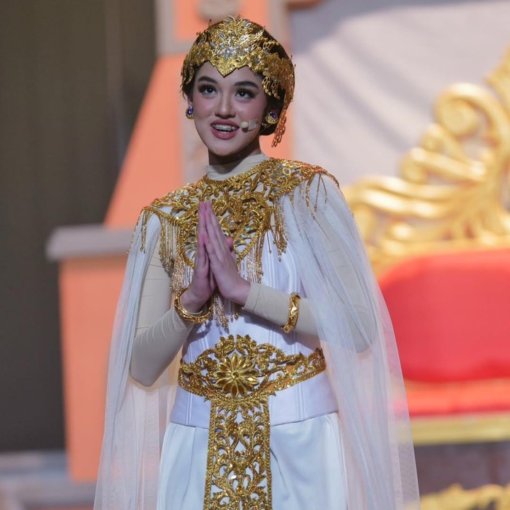 <p>Putri sulung Rionaldo, Shaista, tampil cantik mengenakan pakaian bernuansa putih yang ditutupi aksesori emas. Penampilan perempuan 15 tahun ini semakin memesona denan hiasan kepala emas yang membuatnya mirip dengan dewi. (Foto: Instagram @rio.stokhorst)</p>