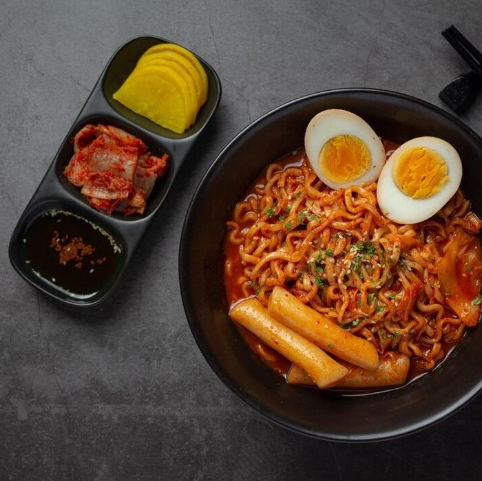 Ramyeon Tteokbokki beserta Kimchi dan Acar Lobak/ Foto: freepik.com/jcomp